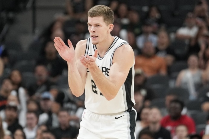 马刺队官宣续约英格拉姆与米尼克斯,充实双向合同阵容 马刺队官宣续约英格拉姆与米尼克斯,充实双向合同阵容